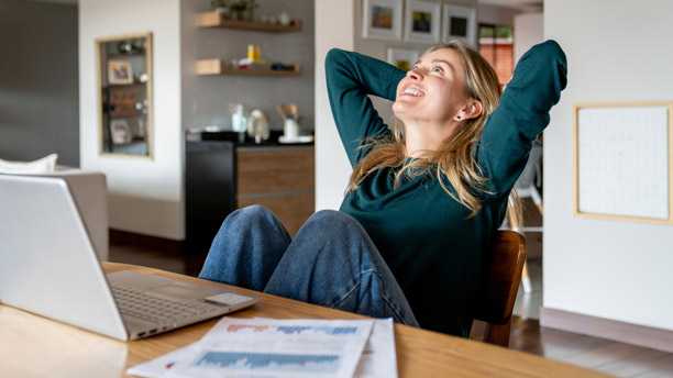 Mulher balança para trás e coloca os braços atrás da cabeça